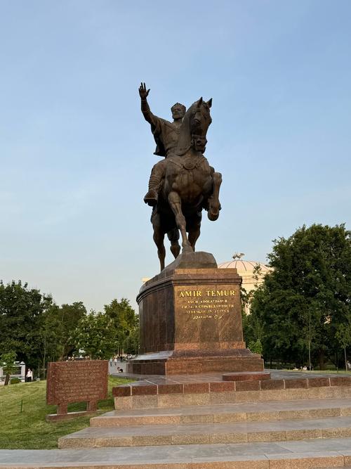 库巴拉：梅西之前的巴萨最佳 诺坎普外树立雕像