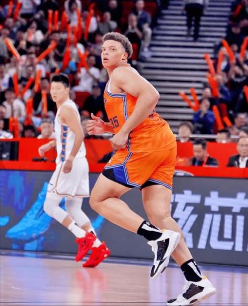 上海男篮连续两届夺得俱乐部杯冠军 洛夫顿当选总决赛MVP