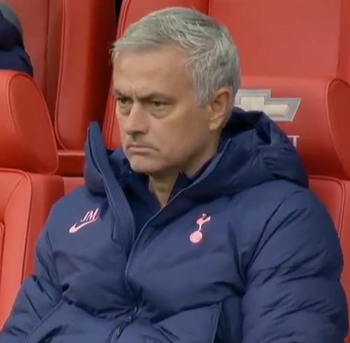 曼联女队调侃伊莱特 进球后做出剪发动作