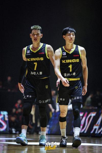 林书豪杨瀚森交换球衣 中文互动呈现温馨画面