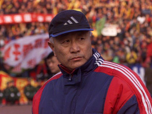 李铁足球踢什么位置,（李铁踢球水平怎么样）