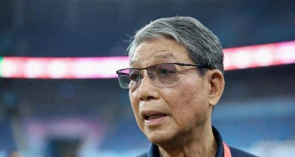 武磊等弟子看望徐根宝 庆祝82岁生日