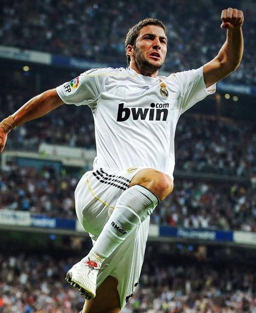 伊瓜因谈皇马夺欧冠,（伊瓜因在皇马打入多少球）