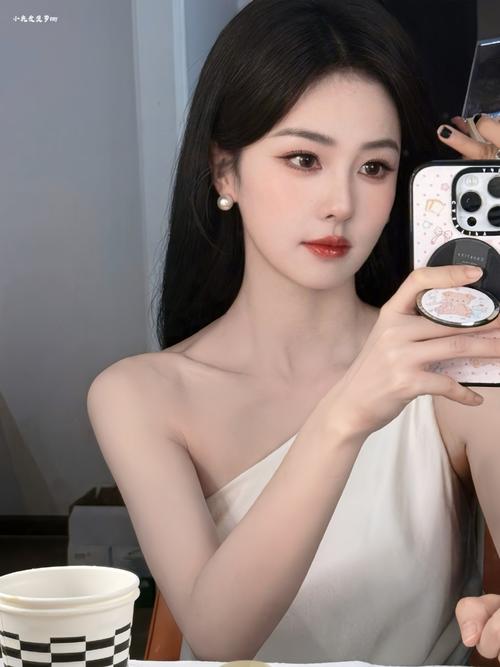 小鹿发布自拍并总结假期：粉冲了！跤也摔了！片也出了！