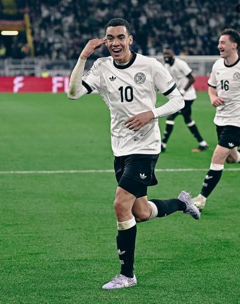 拜仁慕尼黑历史进球榜,（拜仁慕尼黑队史出场次数前10）