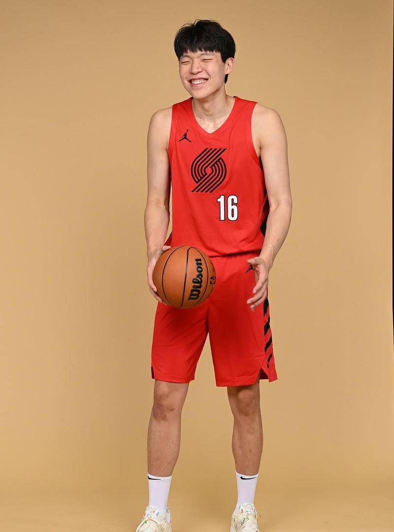 开拓者将发售杨瀚森中文球衣 专为马年打造