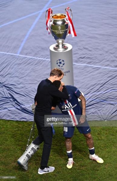 埃弗顿上演禁区“挤地铁” 埃弗顿连续获得角球机会