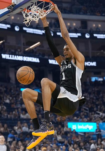 文班亚马对联盟其余29队均有封盖 赛季场均2.8帽