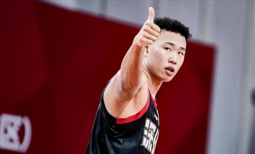 贺希宁晒大合照庆祝两连胜 附文梦想不会永远在谷底