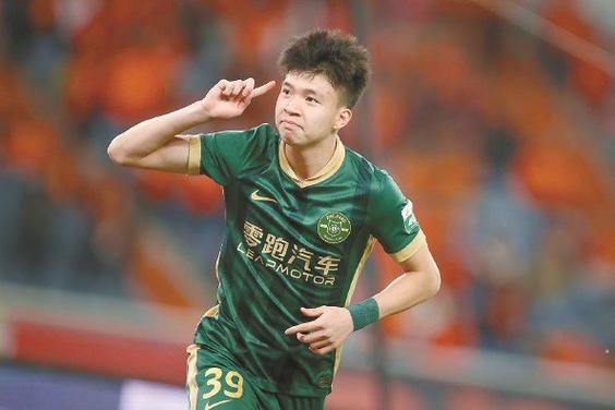 王钰栋获中国金童奖 2025赛季打进12球