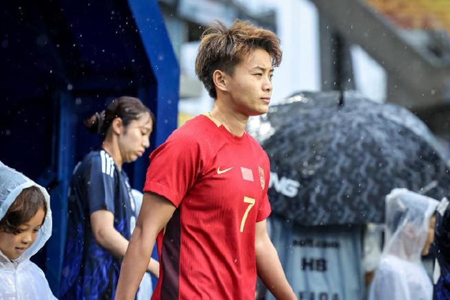 王霜获2025中国女子金球奖 率队获得女足亚冠冠军