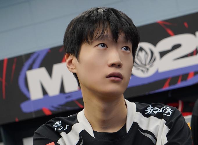 Shanks：Rookie选手对线打得很好，他的卡牌玩得很好