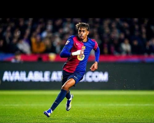 亚马尔赛后提前返回更衣室沮丧捂脸 巴萨早淘汰