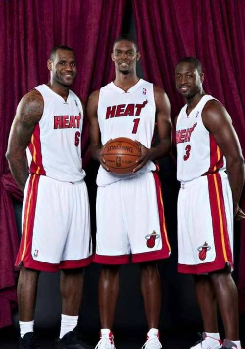 詹姆斯实际身高体重,（詹姆斯身高体重比）