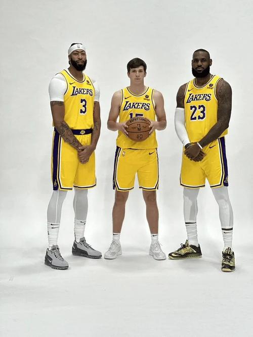 湖人队三巨头在哪里,（湖人队3巨头）