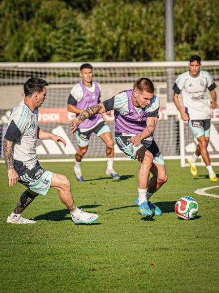 梅西被毛里塔尼亚人围堵要签名 对手教练组和球员蜂拥而至