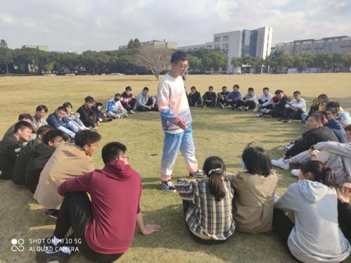 今天是信登场一周年，狼队发文：你已成为独当一面的开团辅