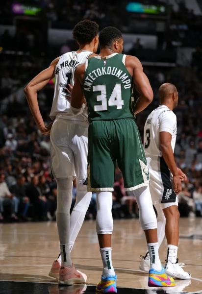 文班亚马8分钟两双历史最快 打破字母哥30+10纪录