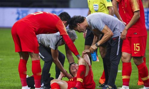 国足9分钟内连丢2球 国足上半场两球落后