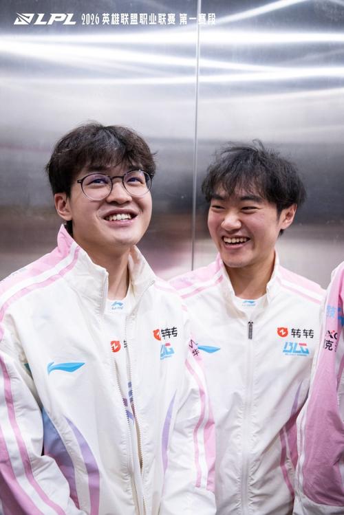 BLG 1-0 WE：完美越塔确立胜势，BLG兵不血刃首局轻取WE