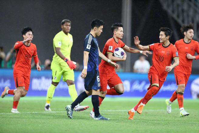 系列赛国足0-2不敌十人喀麦隆 林良铭造险国足9分钟丢2球