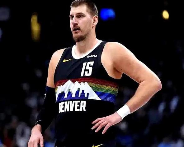 约基奇成为历史首位连续两赛季场均三双中锋 目前场均27.7分13板10.8助