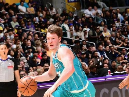 克尼佩尔单赛季261记三分创队史纪录 目前领跑赛季三分榜