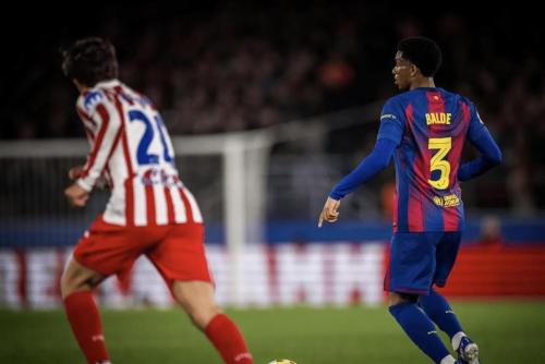 巴萨球迷攻击马竞大巴 向车窗投掷物品