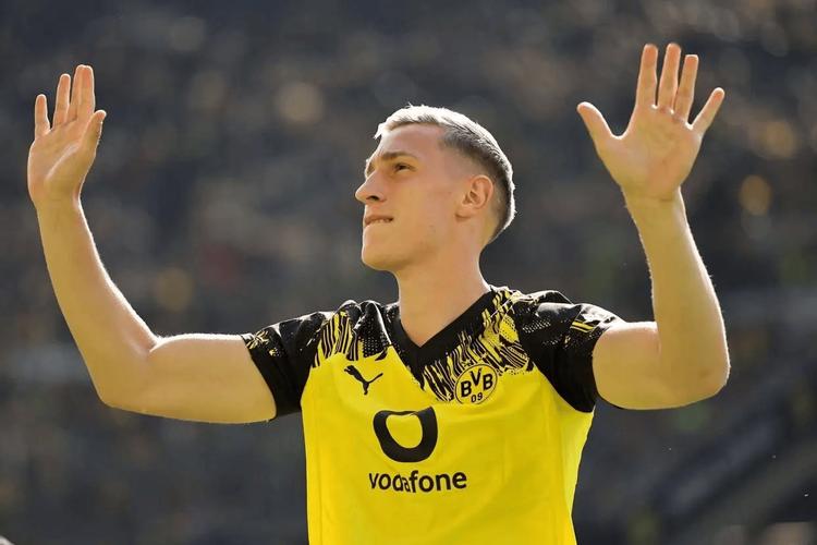 多特球迷嘲讽施洛特贝克 此前刚与俱乐部完成续约