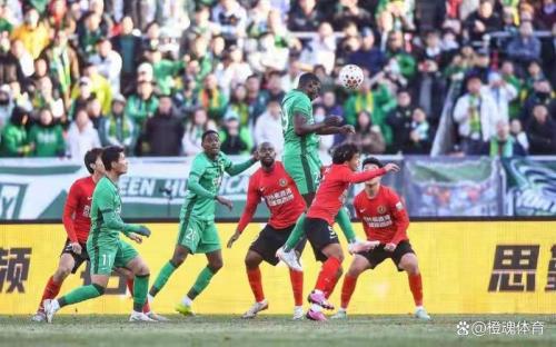 国安球迷被球闷中面部 眼镜损坏 球迷并无大碍