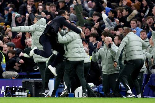 WhatsApp官方账号给阿森纳加油 引起部分曼城球迷不满