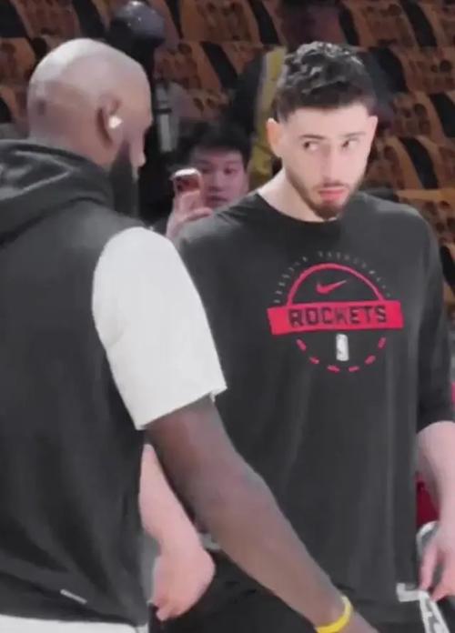 申京回应致敬詹姆斯传闻 称只是恰好站了起来